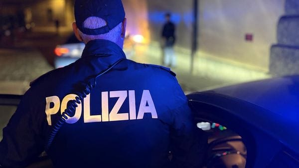 Giovane sospetto fermato per controlli: reagisce ai poliziotti e finisce in cella