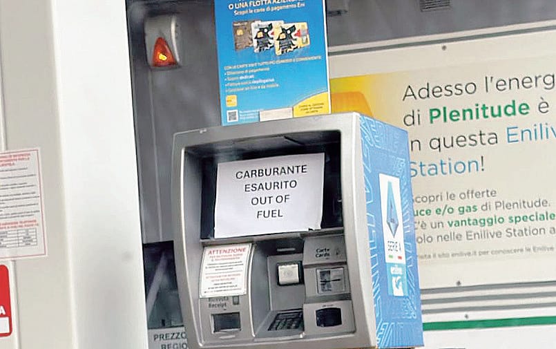Benzina, Svizzera al risparmio. «A ottanta all’ora in autostrada»