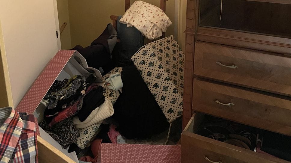 I proprietari in ospedale. Casa devastata dai ladri e un bottino di 200 euro