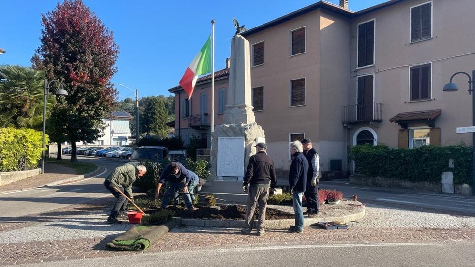 Il monumento ai Caduti è “rifiorito”