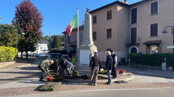 Il monumento ai Caduti è “rifiorito”