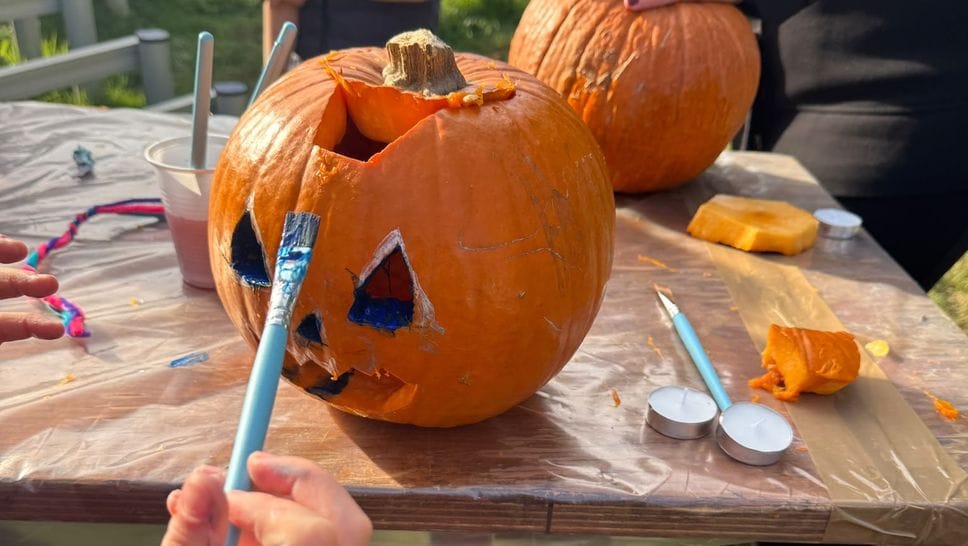 A Fenegrò c’è già aria di Halloween: 150 bambini a caccia della zucca perfetta