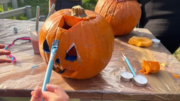 A Fenegrò c’è già aria di Halloween: 150 bambini a caccia della zucca perfetta