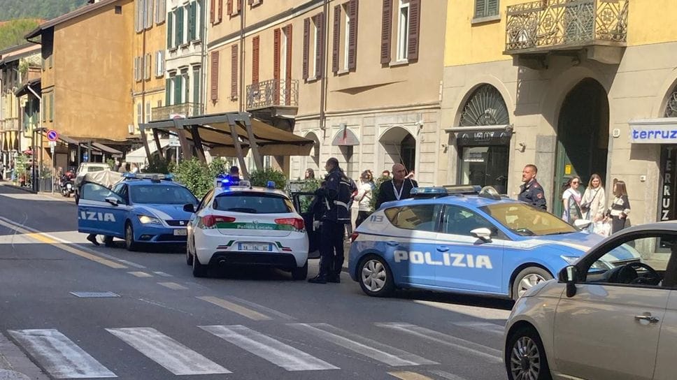 Aggredito e rapinato al bancomat, due arresti in via Milano