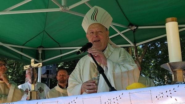 «Ascoltiamo le inquietudini dei giovani»: l’appello del cardinale Cantoni