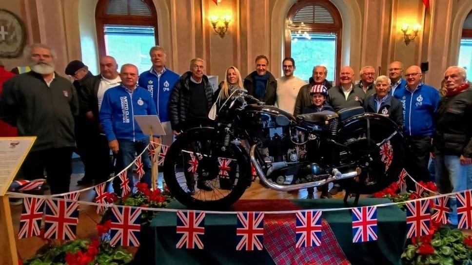 Carlo “Sangue” Colombo torna ad Asso con le sue moto estreme: un ritorno alle origini su due ruote