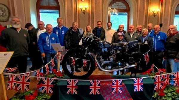 Carlo “Sangue” Colombo torna ad Asso con le sue moto estreme: un ritorno alle origini su due ruote
