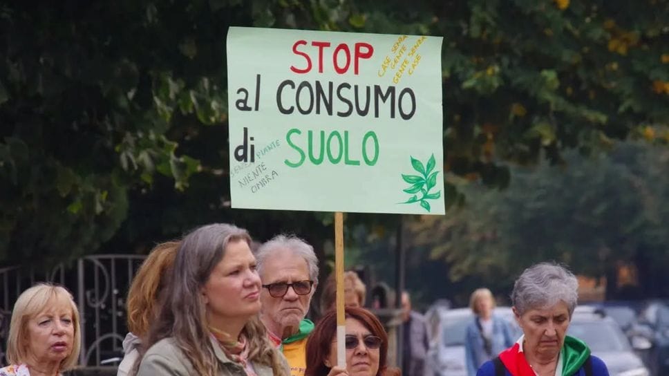 Consumo di suolo record a Mariano Comense, gli ambientalisti: «Stop al cemento»