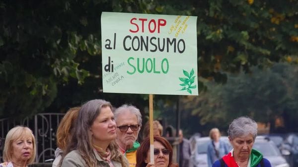 Consumo di suolo record a Mariano Comense, gli ambientalisti: «Stop al cemento»