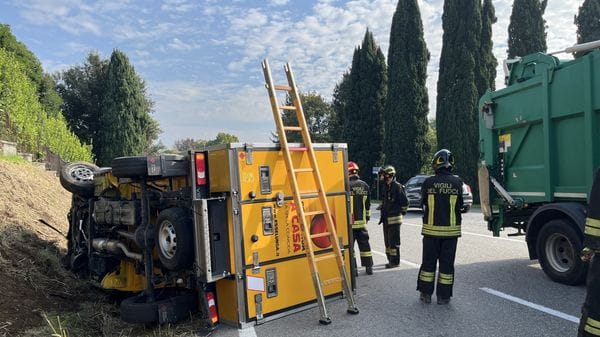 Furgone esce dalla carreggiata e si ribalta: dinamica da chiarire (video)