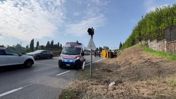 Furgone esce dalla carreggiata e si ribalta: dinamica da chiarire (video)