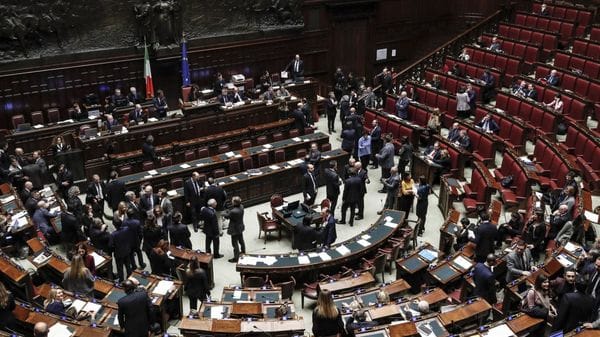 Medici no vax, via libera al reintegro. Ma ordini e federazioni valutano la protesta