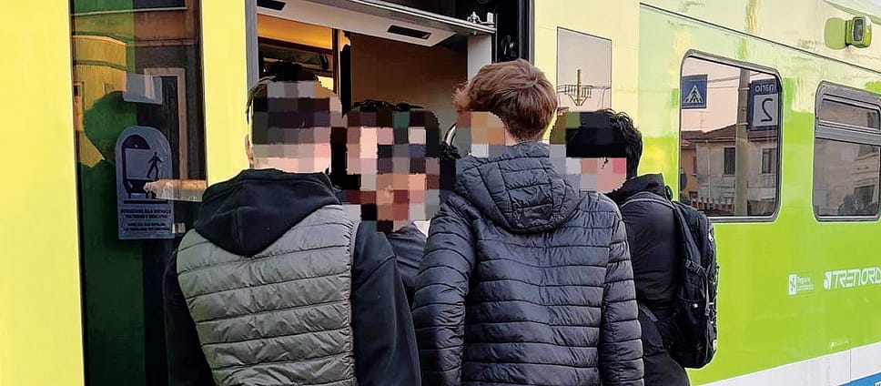 Ore 7.32: assalto al treno strapieno. Studenti a piedi
