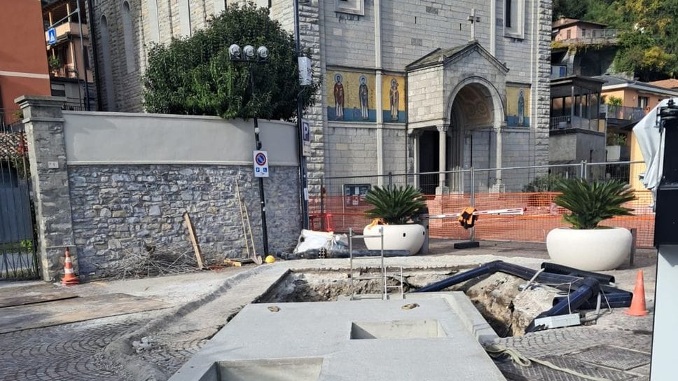 Piazza occupata dalle vasche: «Opera necessaria»
