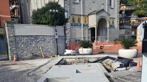 Piazza occupata dalle vasche: «Opera necessaria»