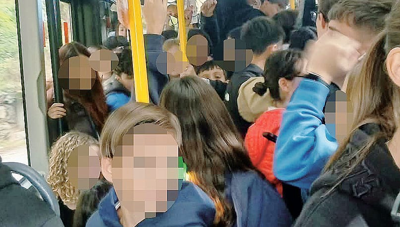 Ragazzi lasciati a piedi perché il bus è pieno: «Subito uno più grande»