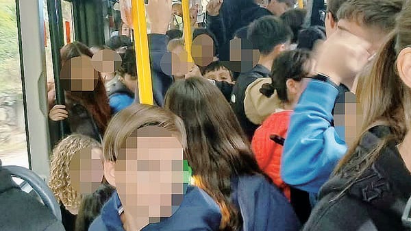 Ragazzi lasciati a piedi perché il bus è pieno: «Subito uno più grande»