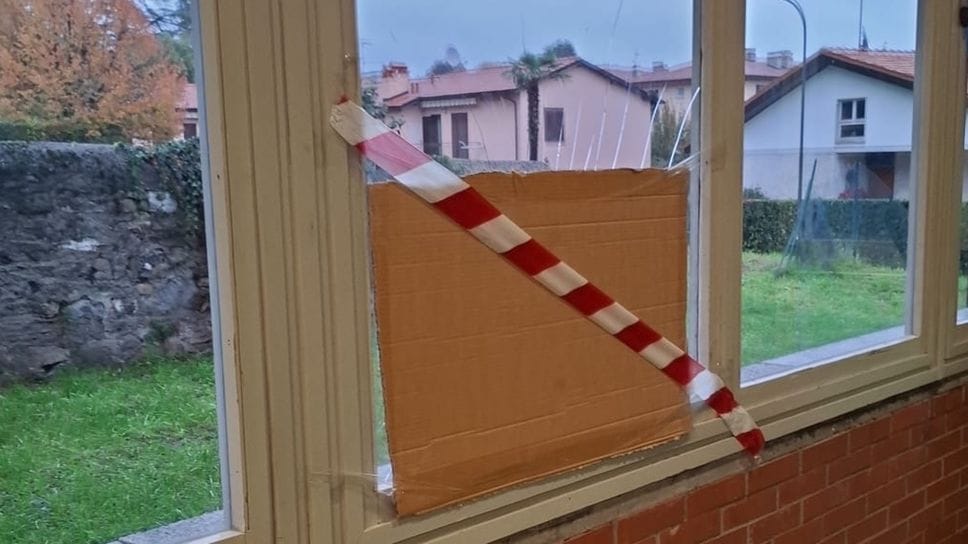 Vetri rotti e acqua dal soffitto, sos per la palestra Bomman