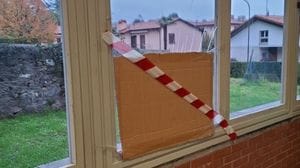 Vetri rotti e acqua dal soffitto, sos per la palestra Bomman