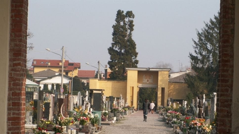 Al cimitero di Turate gli innaffiatoi “fantasma”