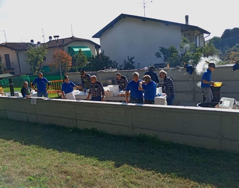 Gli alpini sistemano i tigli del cimitero
