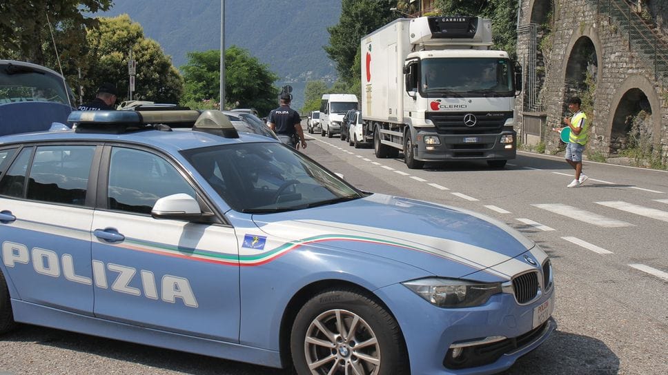 Laglio, provoca un incidente e si allontana: scoperto grazie alle telecamere, viene denunciato