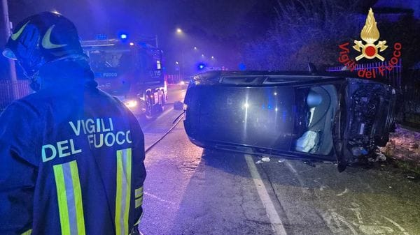 Montano Lucino, diciottenne si ribalta con l’auto