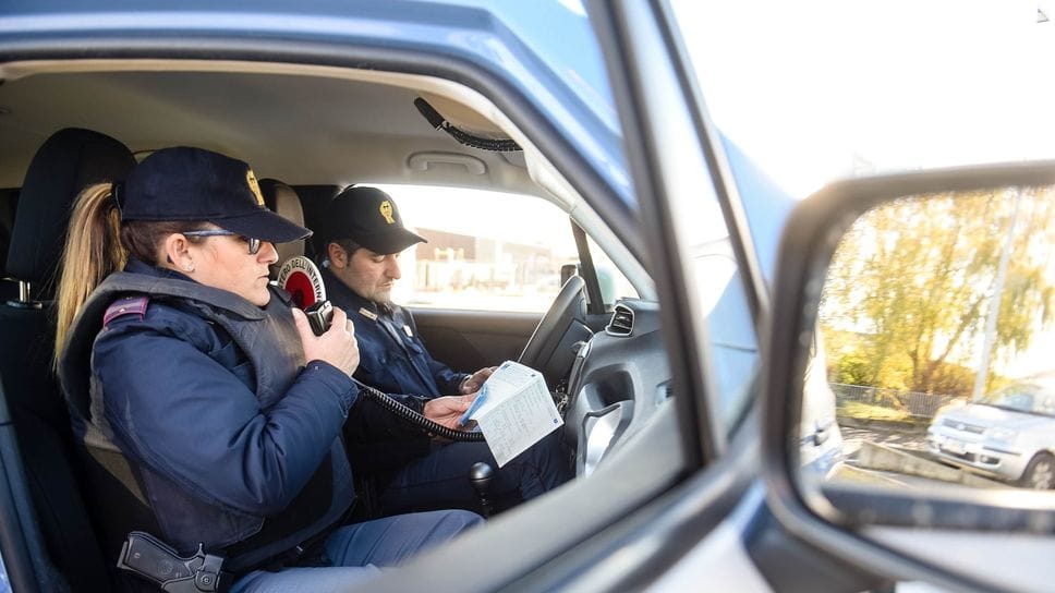 Contanti e cocaina: due arresti per spaccio itinerante