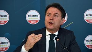 La sinistra divisa tra politica e antipolitica