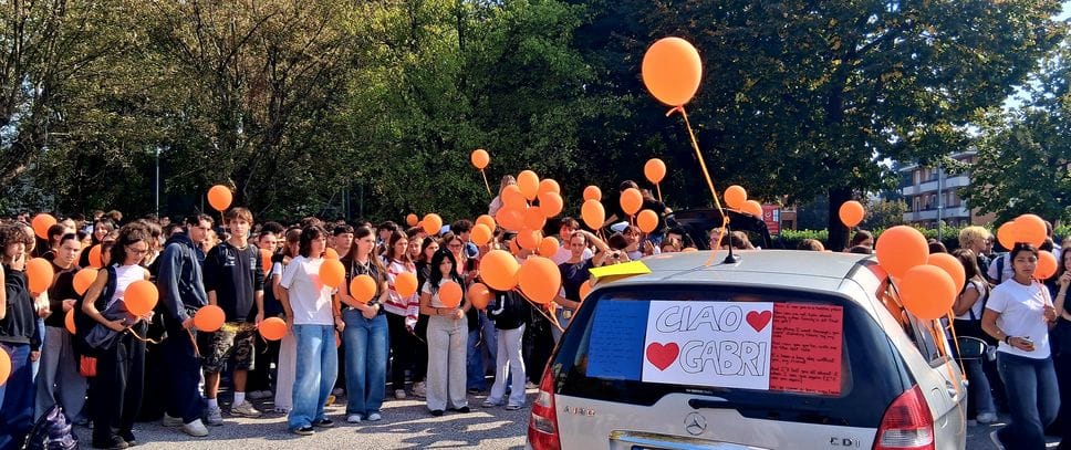 Lacrime per Gabriele: fuori dal liceo Fermi palloncini e fumogeni