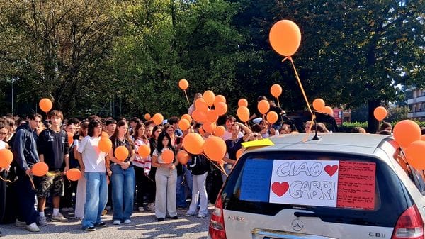Lacrime per Gabriele: fuori dal liceo Fermi palloncini e fumogeni