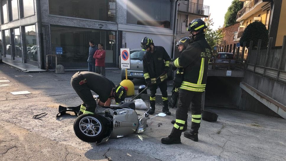 Scontro sulla Briantea, scooter contro un’auto durante il sorpasso