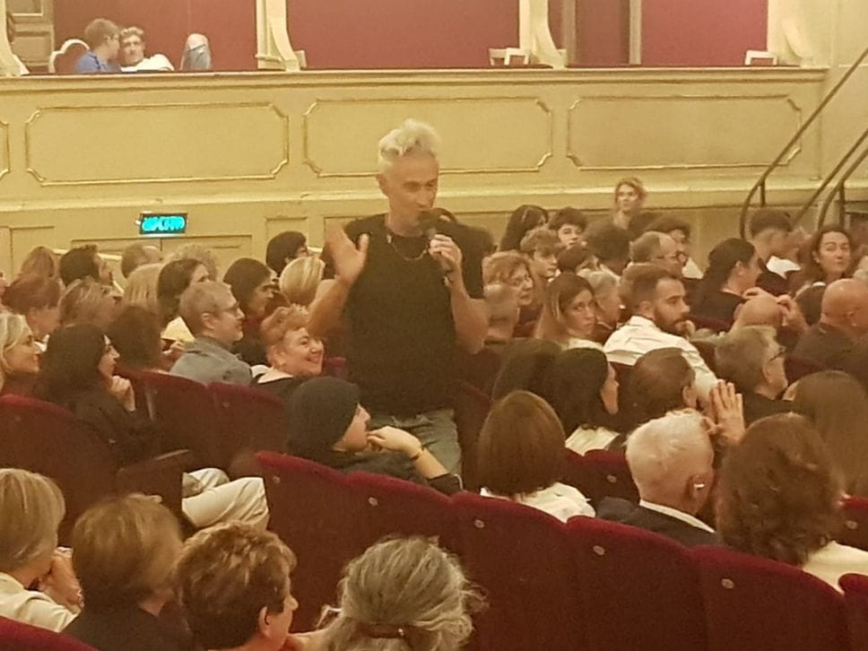 Vincenzo Schettini dà la scossa al Sociale interrogando in fisica il suo pubblico
