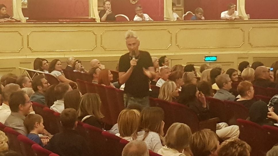 Vincenzo Schettini dà la scossa al Sociale interrogando in fisica il suo pubblico