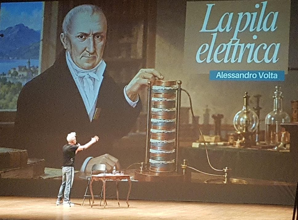 Vincenzo Schettini dà la scossa al Sociale interrogando in fisica il suo pubblico