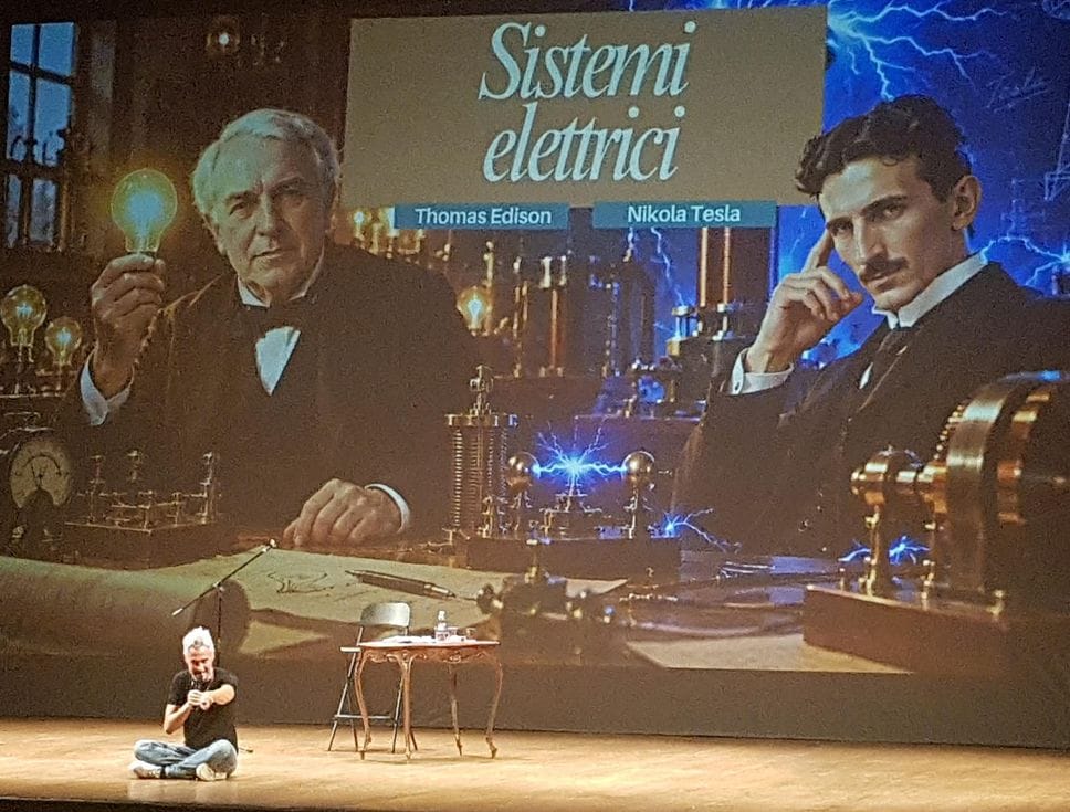 Vincenzo Schettini dà la scossa al Sociale interrogando in fisica il suo pubblico