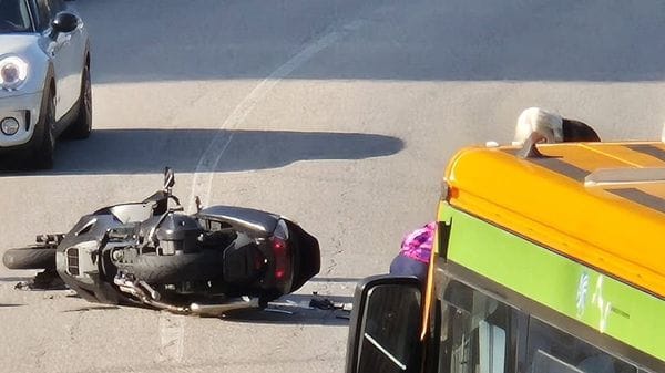 Albese con Cassano, due incidenti in due giorni in via Roma. I residenti: «Strada troppo pericolosa»