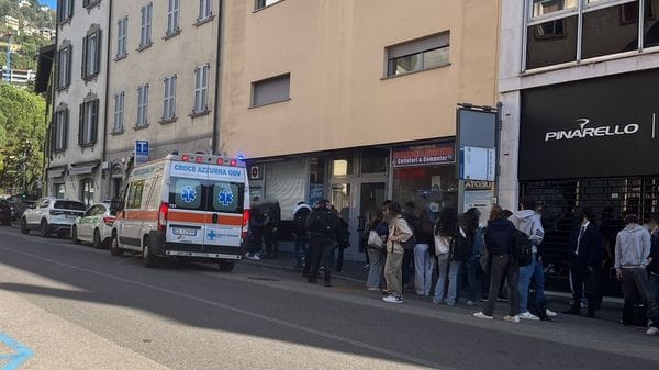 Molestie alla fermata dell’autobus e poi il feroce pestaggio. Ora l’ anziano è   in ospedale