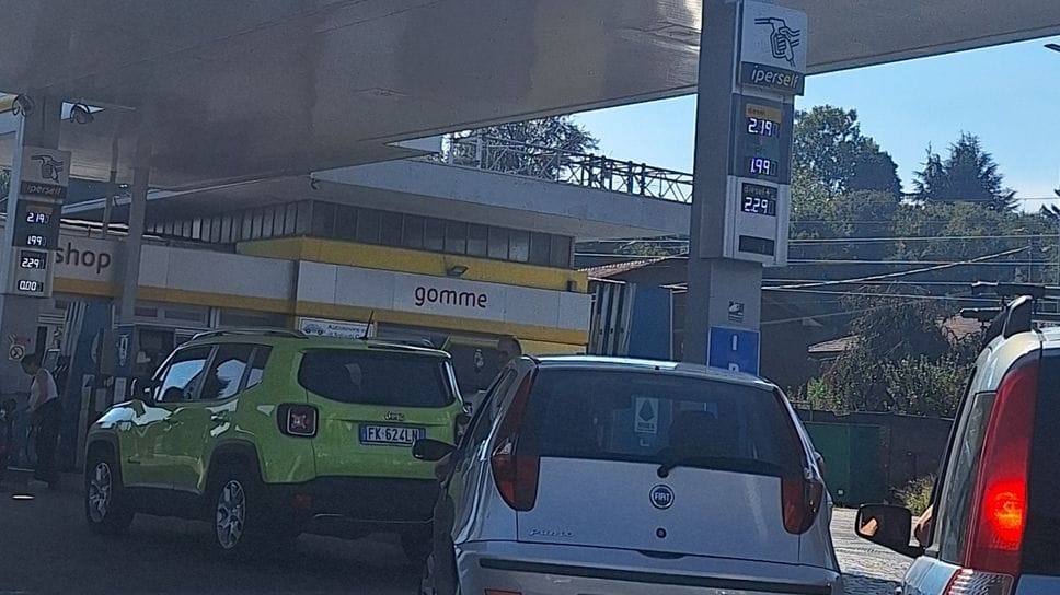 Benzina e gasolio, prezzi giù a Como. Svizzeri in coda per il pieno in Italia