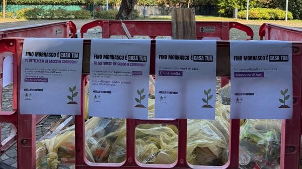 Fino Mornasco, i rifiuti diventano un’installazione a cielo aperto per risvegliare il senso civico