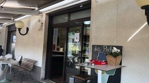 Caos e vandalismi. Il bar dice basta e “taglia” gli alcolici