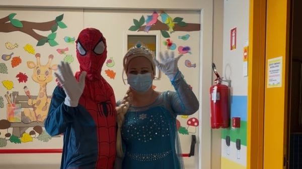 Elsa e Spiderman portano il sorriso dentro la pediatria dell’ospedale Sant’Anna 