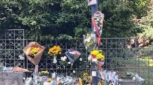 Un muro di fiori per Gabriele. Pellegrinaggio in via Ariberto
