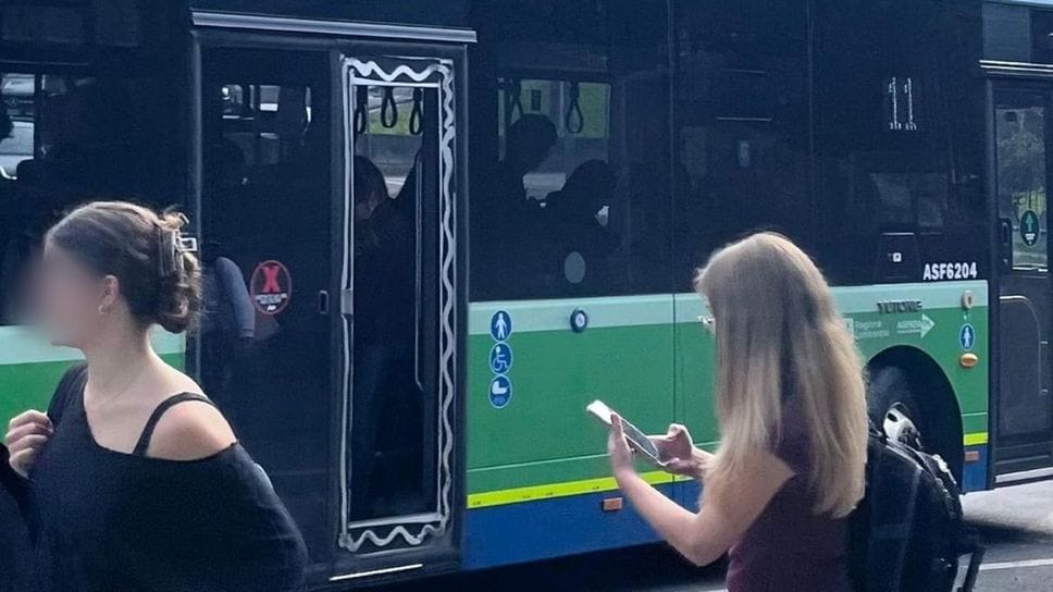 Bus, si stacca il vetro della portiera: l’episodio sulla linea 11