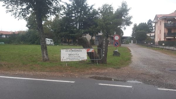 Cade in un’azienda agricola a Locate Varesino: anziano grave