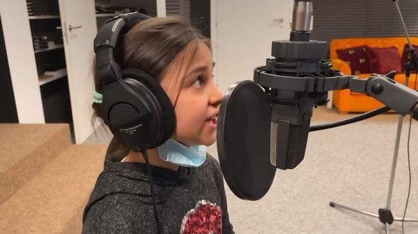 Cantù, Iris a 11 anni conquista la finale del contest dedicato a Raffaella Carrà