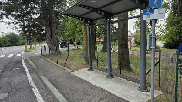 Casnate con Bernate, via ai lavori al parchetto contestato. Ma la recinzione sarà solo parziale