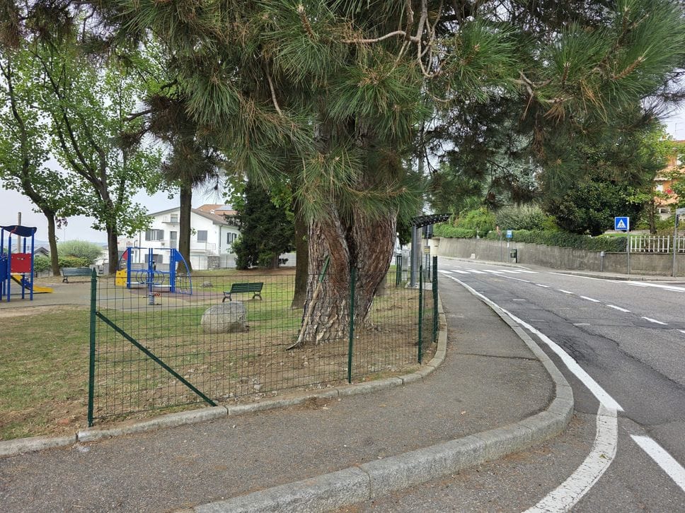 Casnate con Bernate, via ai lavori al parchetto contestato. Ma la recinzione sarà solo parziale