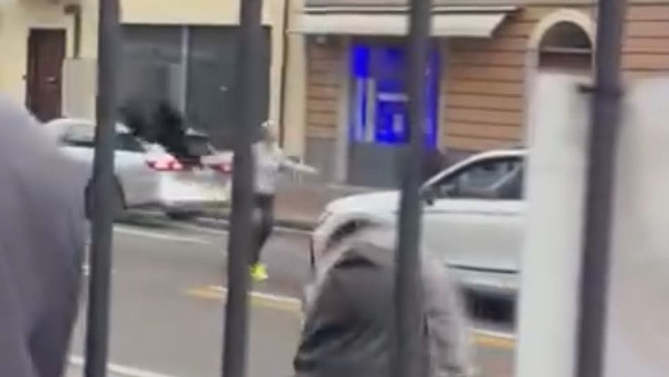 Donna ferma le auto in via Milano e urla contro gli studenti del Pessina