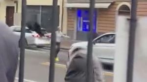 Donna ferma le auto in via Milano e urla contro gli studenti del Pessina